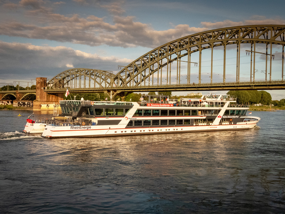 Rheinschifffahrt – Cruises on the Rhine